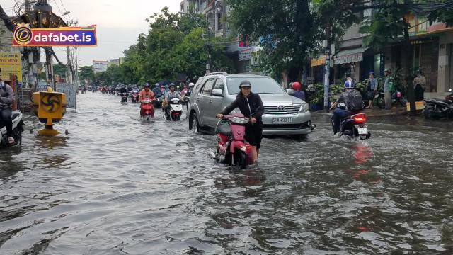 Nước lụt ngập đường